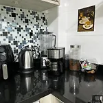 Quarto Suite Com Tv, Ar Quente-Frio E Sacada Em Casa Com Jardim
