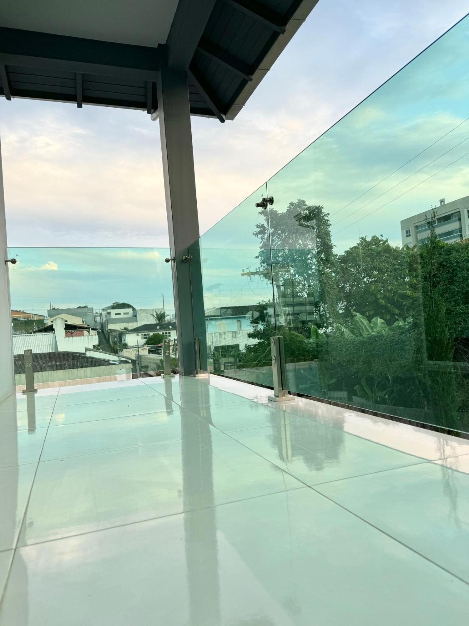 Com Tv, Ar Quente-frio E Sacada Em Casa Com Jardim Habitación en casa particular Florianópolis