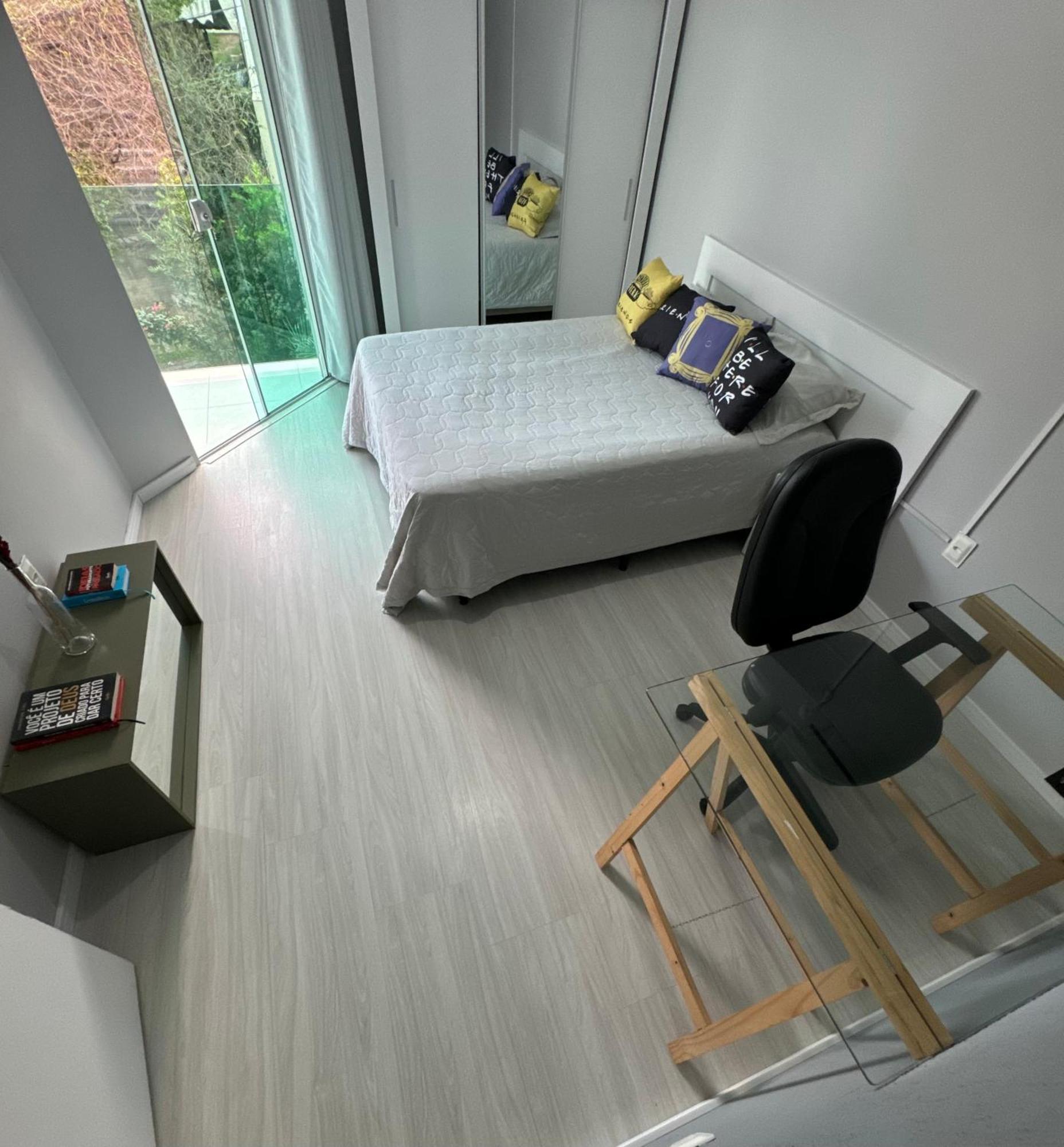 Habitación en casa particular Com Tv, Ar Quente-frio E Sacada Em Casa Com Jardim Florianópolis