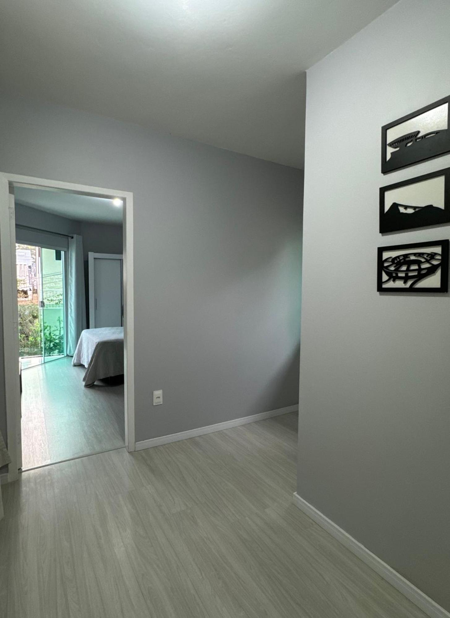 Com Tv, Ar Quente-frio E Sacada Em Casa Com Jardim Habitación en casa particular *