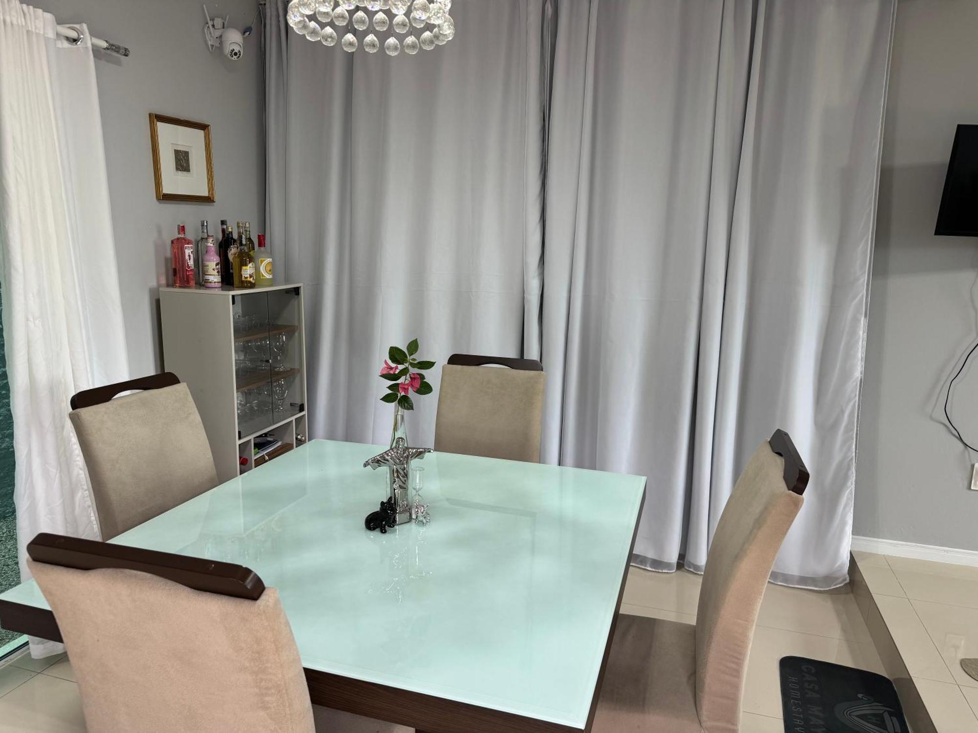 Habitación en casa particular Com Tv, Ar Quente-frio E Sacada Em Casa Com Jardim