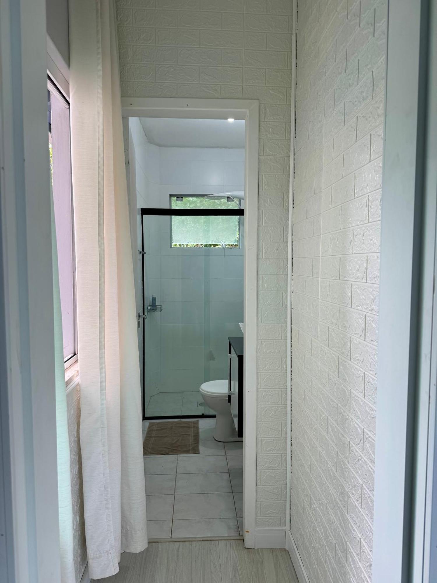 Com Tv, Ar Quente-frio E Sacada Em Casa Com Jardim Habitación en casa particular